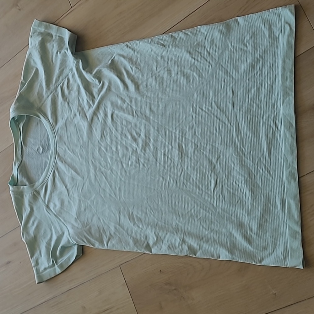Lululemon Delicate Mint Swiftly Tech short sleeve shirt Size 8